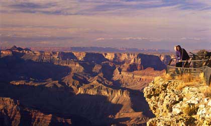 Guests look over the egde of the Grand Canyon